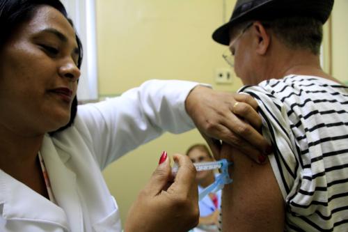 Vacinação contra Influenza inicia nesta segunda (23) por idosos e profissionais da saúde Vacinação contra Influenza inicia nesta segunda (23) por idosos e profissionais da saúde