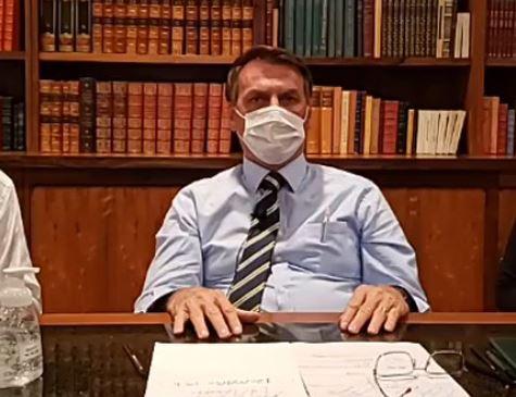 Bolsonaro chama governadores que decretaram quarentena de 'lunáticos' Bolsonaro chama governadores que decretaram quarentena de 'lunáticos'