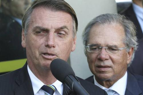 Bolsonaro revoga artigo da MP que suspende contrato de trabalho por quatro meses Bolsonaro revoga artigo da MP que suspende contrato de trabalho por quatro meses