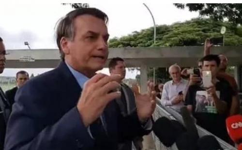 Após pronunciamento polêmico, Bolsonaro diz que 'ação dos governadores é crime' Após pronunciamento polêmico, Bolsonaro diz que 'ação dos governadores é crime'