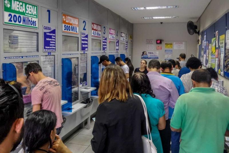 Bolsonaro ordena reabertura de igrejas e loterias Bolsonaro ordena reabertura de igrejas e loterias