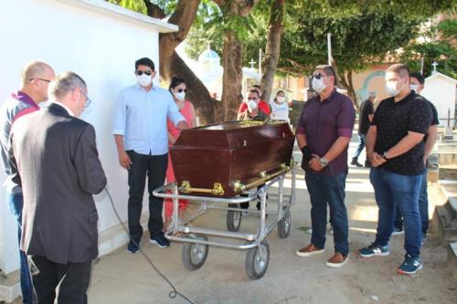 Bi Garcia se despede do pai em cerimônia simples Bi Garcia se despede do pai em cerimônia simples