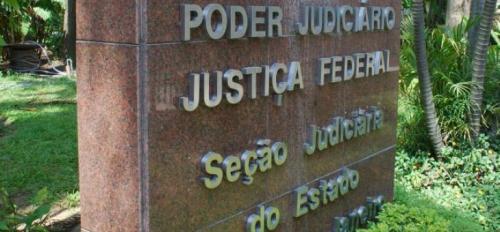 Justiça Federal suspende decreto do presidente que abria igrejas e loterias Justiça Federal suspende decreto do presidente que abria igrejas e loterias