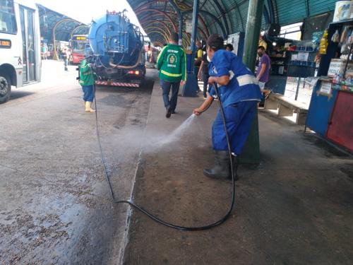 Terminais e plataformas de ônibus recebem lavagem e higienização, em Manaus Terminais e plataformas de ônibus recebem lavagem e higienização, em Manaus