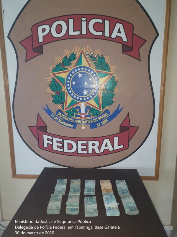 PF apreende R$ 100 mil dentro de sacos de cebolas em embarcação, perto de Tabatinga PF apreende R$ 100 mil dentro de sacos de cebolas em embarcação, perto de Tabatinga