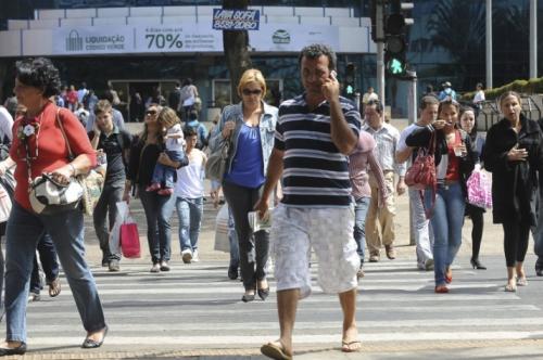 Governo Federal usará dados de celular para monitorar circulação de pessoas Governo Federal usará dados de celular para monitorar circulação de pessoas