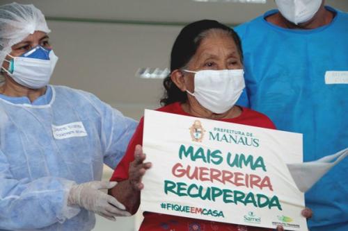 Aos 92 anos, indígena vence o coronavírus e recebe alta do hospital de campanha, em Manaus Aos 92 anos, indígena vence o coronavírus e recebe alta do hospital de campanha, em Manaus