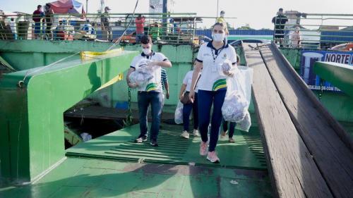 Governo do Amazonas distribui 5 mil máscaras no centro de Manaus Governo do Amazonas distribui 5 mil máscaras no centro de Manaus