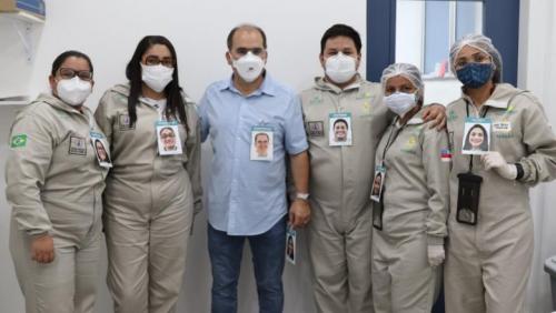 'Crachás acolhedores' mostram sorrisos de profissionais do hospital de campanha, em Manaus 'Crachás acolhedores' mostram sorrisos de profissionais do hospital de campanha, em Manaus