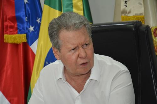 Prefeito de Manaus entra no STF com queixa-crime contra Bolsonaro Prefeito de Manaus entra no STF com queixa-crime contra Bolsonaro