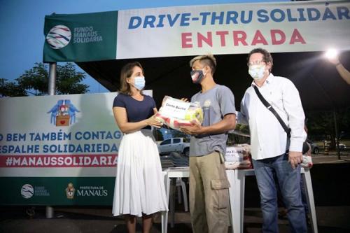 Prefeitura de Manaus doa 100 cestas básicas a catadores Prefeitura de Manaus doa 100 cestas básicas a catadores