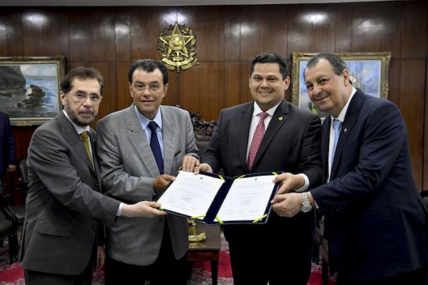 Senadores do AM comemoram R$ 3 bilhões aprovados para auxílio a artistas e setor cultural Senadores do AM comemoram R$ 3 bilhões aprovados para auxílio a artistas e setor cultural