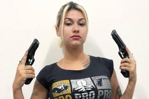 Sara Winter é presa pela PF em Brasília Sara Winter é presa pela PF em Brasília