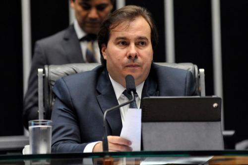 Presidente da Câmara tenta acordo com deputados e prefeitos para adiar eleições municipais Presidente da Câmara tenta acordo com deputados e prefeitos para adiar eleições municipais