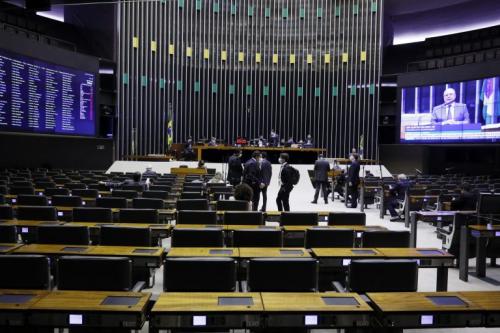 Deputados aprovam em 1º turno texto-base da PEC que adia as eleições para novembro Deputados aprovam em 1º turno texto-base da PEC que adia as eleições para novembro