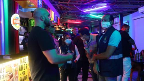 Bares e casas de shows são fechadas em Manaus, por descumprirem decreto Bares e casas de shows são fechadas em Manaus, por descumprirem decreto