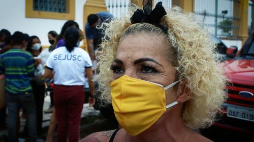 Profissionais do sexo que atuam no Centro de Manaus recebem cestas básicas, kits de higiene e preservativos Profissionais do sexo que atuam no Centro de Manaus recebem cestas básicas, kits de higiene e preservativos