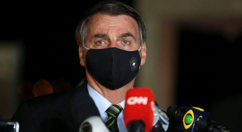 Bolsonaro apresenta sintomas de Covid-19 e faz teste Bolsonaro apresenta sintomas de Covid-19 e faz teste