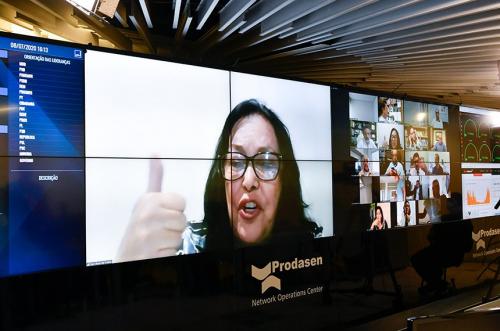 Senado dá prioridade às mulheres chefes de família para receber o dobro do auxílio emergencial Senado dá prioridade às mulheres chefes de família para receber o dobro do auxílio emergencial