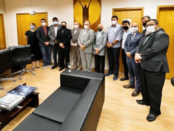 Bois de Parintins reúnem com presidente do TRT para tentar evitar leilões de patrimônios Bois de Parintins reúnem com presidente do TRT para tentar evitar leilões de patrimônios
