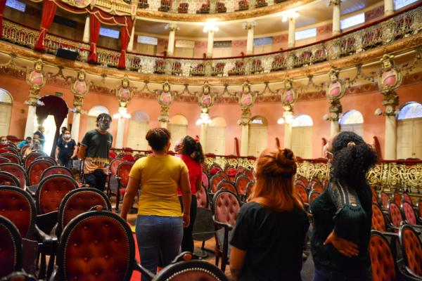 Teatro Amazonas recebe internas do sistema socioeducativo Teatro Amazonas recebe internas do sistema socioeducativo