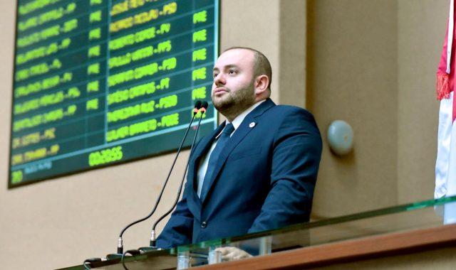 Piratas fazem arrastão em flutuantes da zona rural de Codajás, diz deputado Piratas fazem arrastão em flutuantes da zona rural de Codajás, diz deputado