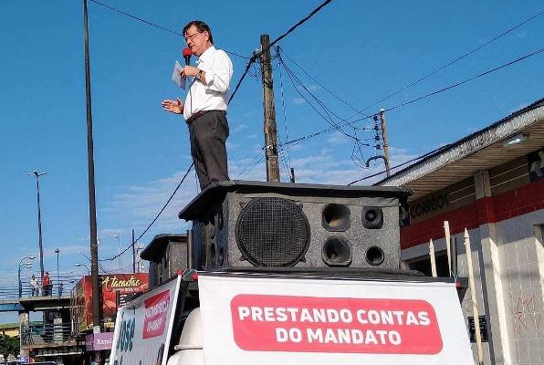 José Ricardo volta a realizar prestação de contas em cima da Kombi, em Manaus José Ricardo volta a realizar prestação de contas em cima da Kombi, em Manaus