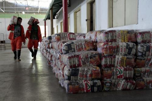 Mais de 500 famílias em vulnerabilidade, em Manaus, recebem cestas básicas e kits de higiene Mais de 500 famílias em vulnerabilidade, em Manaus, recebem cestas básicas e kits de higiene