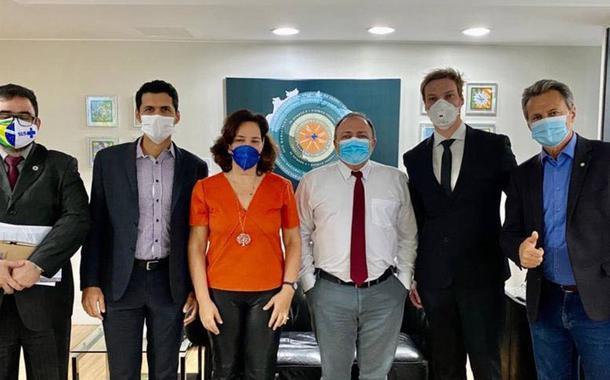 Defensores do uso de ozônio no ânus são recebidos pelo ministro da Saúde Defensores do uso de ozônio no ânus são recebidos pelo ministro da Saúde