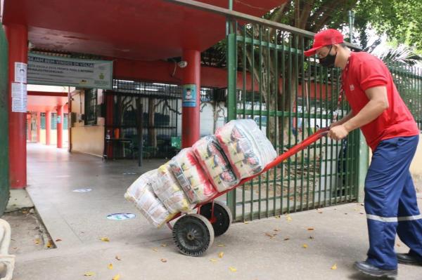 Escolas estaduais são abastecidas com 90 toneladas de merenda escolar para volta às aulas presenciais Escolas estaduais são abastecidas com 90 toneladas de merenda escolar para volta às aulas presenciais