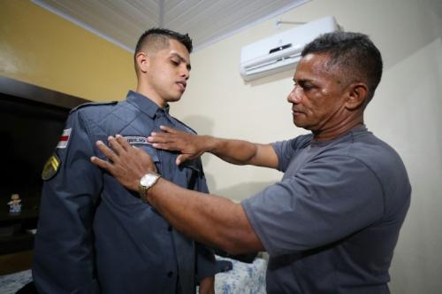 De geração a geração: pai e filho seguem carreira na Polícia Militar do Amazonas De geração a geração: pai e filho seguem carreira na Polícia Militar do Amazonas