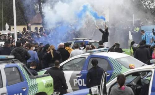Policiais cercam residência de presidente da Argentina e lançam bomba molotov Policiais cercam residência de presidente da Argentina e lançam bomba molotov