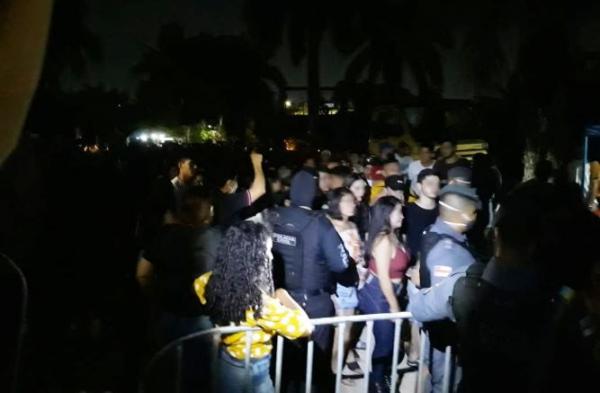 Festa clandestina com mais de 4 mil pessoas é interditada, em Manaus Festa clandestina com mais de 4 mil pessoas é interditada, em Manaus
