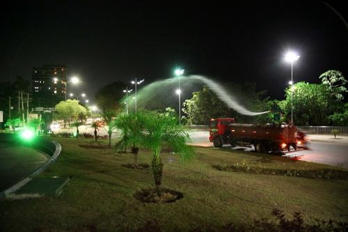 Prefeitura intensifica serviço de irrigação em espaços públicos com paisagismo e arborização Prefeitura intensifica serviço de irrigação em espaços públicos com paisagismo e arborização