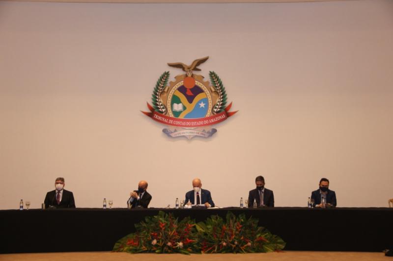 TCE encerra programação de aniversário com entrega de certificados a prefeitos do AM TCE encerra programação de aniversário com entrega de certificados a prefeitos do AM