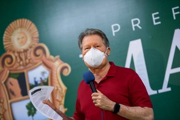 Prefeito de Manaus critica Bolsonaro por se negar a comprar vacina contra a Covid-19 Prefeito de Manaus critica Bolsonaro por se negar a comprar vacina contra a Covid-19