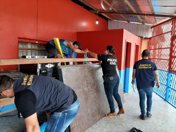Polícia Civil cumpre mandado em comitê eleitoral por divulgar pesquisa falsa em Canutama Polícia Civil cumpre mandado em comitê eleitoral por divulgar pesquisa falsa em Canutama