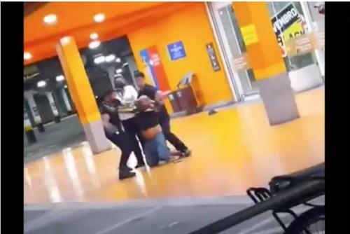 Homem negro é espancado até a morte por dois seguranças do Carrefour Homem negro é espancado até a morte por dois seguranças do Carrefour