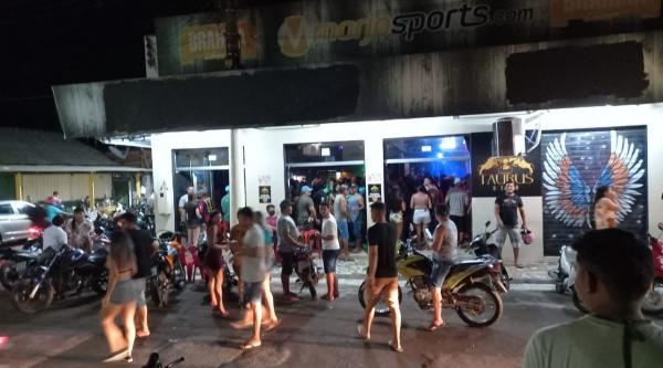Fiscalização da Prefeitura acaba com festa em bar que funcionava como boate, em Parintins Fiscalização da Prefeitura acaba com festa em bar que funcionava como boate, em Parintins
