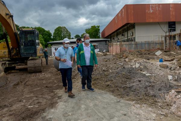 Arthur vistoria contenção de erosão, nova creche e outras obras, em Manaus Arthur vistoria contenção de erosão, nova creche e outras obras, em Manaus