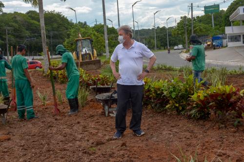 Paisagismo e arborização avançam e prefeito diz que plantio contribui na luta contra o aquecimento global Paisagismo e arborização avançam e prefeito diz que plantio contribui na luta contra o aquecimento global