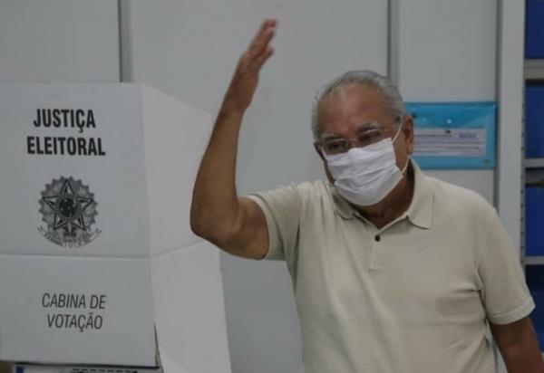 Amazonino vota na Sefaz e diz que torce 'pela vitória do povo’ Amazonino vota na Sefaz e diz que torce 'pela vitória do povo’