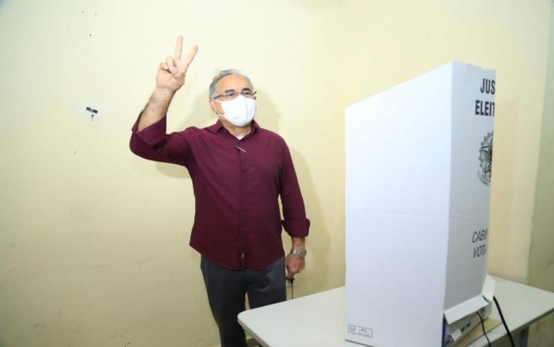 Com apoio de forças como Ciro Gomes, Edmilson vota confiante na vitória em Belém Com apoio de forças como Ciro Gomes, Edmilson vota confiante na vitória em Belém