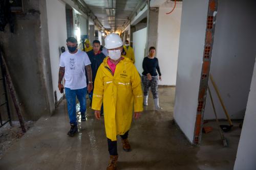 Arthur vistoria obras de reconstrução do T1 e de Cime no Novo Aleixo, mesmo sob forte chuva Arthur vistoria obras de reconstrução do T1 e de Cime no Novo Aleixo, mesmo sob forte chuva