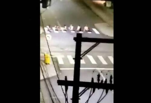 Noite de terror em Criciúma: moradores filmam assaltantes nas ruas, com fuzis e bazuca Noite de terror em Criciúma: moradores filmam assaltantes nas ruas, com fuzis e bazuca