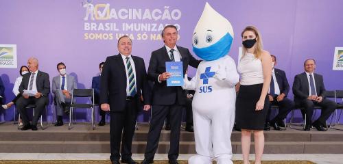 Zé Gotinha recusa apertar mão de Bolsonaro, que estava sem máscara, em evento sobre plano de vacinação Zé Gotinha recusa apertar mão de Bolsonaro, que estava sem máscara, em evento sobre plano de vacinação