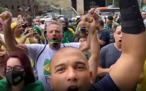 Sem máscaras, bolsonaristas dizem não à vacina em protesto na Paulista Sem máscaras, bolsonaristas dizem não à vacina em protesto na Paulista