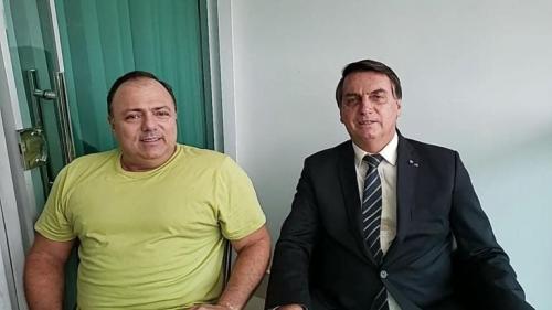 No primeiro dia do ano, Bolsonaro volta a provocar aglomeração e diz que máscara é uma ‘ficção’ No primeiro dia do ano, Bolsonaro volta a provocar aglomeração e diz que máscara é uma ‘ficção’