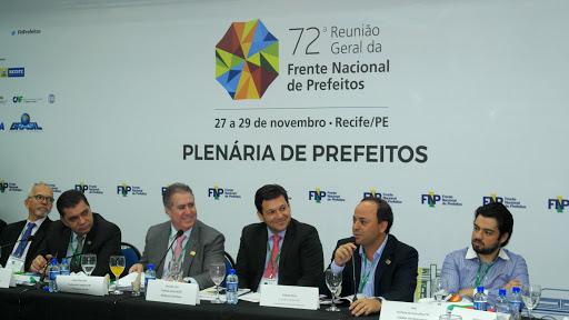 Frente Nacional de Prefeitos desmente Bolsonaro que municípios tem seringas em estoque para vacinação Frente Nacional de Prefeitos desmente Bolsonaro que municípios tem seringas em estoque para vacinação