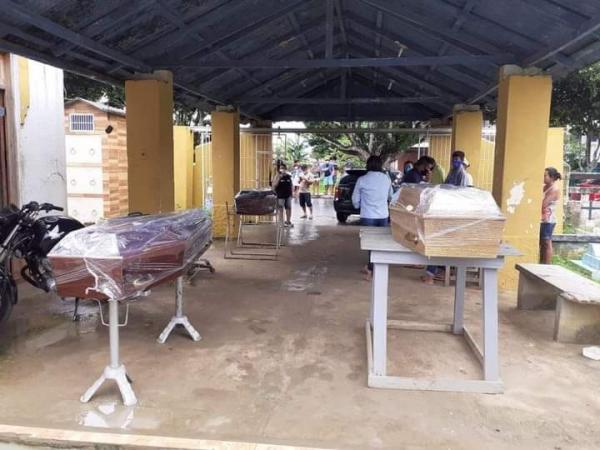 77 pessoas podem morrer por falta de oxigênio em Itacoatiara; Justiça dá 12h ao Estado para solução 77 pessoas podem morrer por falta de oxigênio em Itacoatiara; Justiça dá 12h ao Estado para solução
